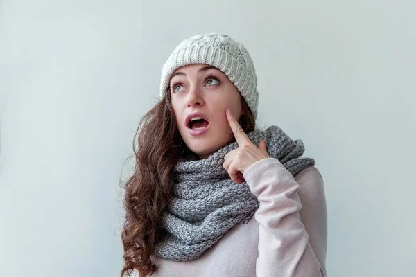 Retrato Inverno Mulher Bonita Emoções Verdadeiras Rindo Menina Com Cabelos — Fotografia de Stock