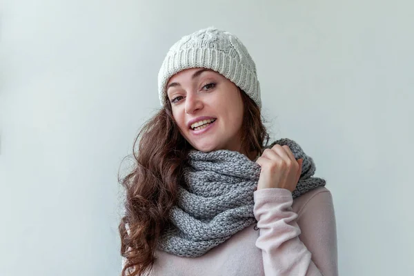 美しい女性の冬の肖像 本当の感情 白い背景で隔離の暖かい服帽子スカーフを身に着けている長い髪と笑っている女の子 流行に敏感な若い女の子幸せと興奮を見て 楽しい時を過す — ストック写真