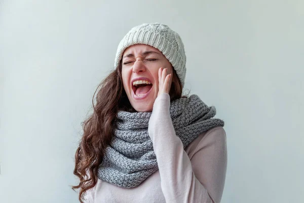 Retrato Inverno Mulher Bonita Emoções Verdadeiras Rindo Menina Com Cabelos — Fotografia de Stock