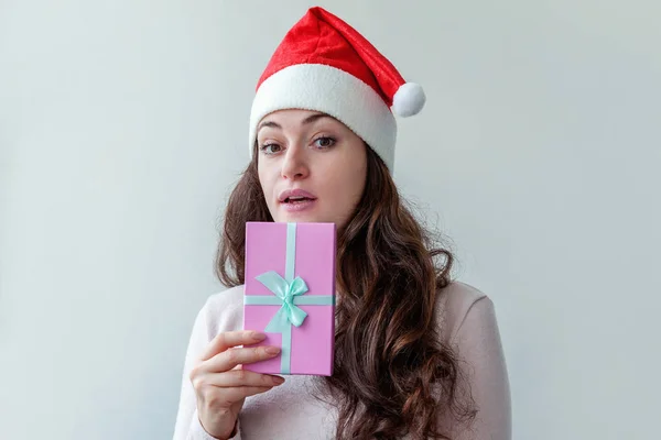 Schöne Mädchen Mit Langen Haaren Rotem Weihnachtsmann Hut Hält Geschenkbox — Stockfoto