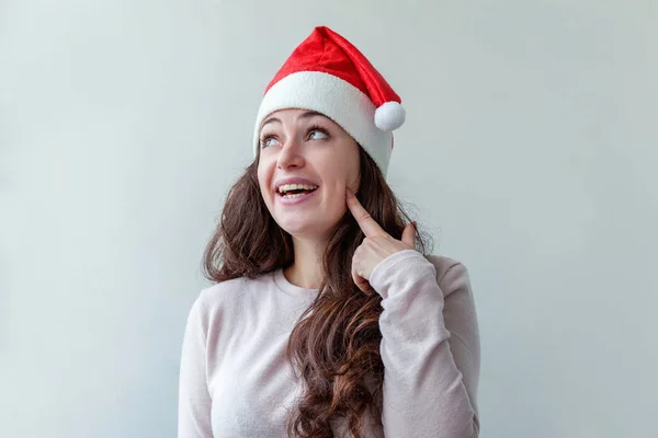 Belle Fille Aux Cheveux Longs Chapeau Rouge Père Noël Isolé — Photo