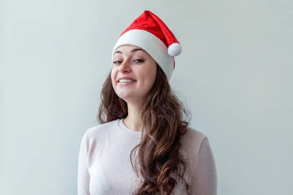 Όμορφο Κορίτσι Μακριά Μαλλιά Κόκκινο Καπέλο Santa Claus Απομονώνονται Λευκό — Φωτογραφία Αρχείου