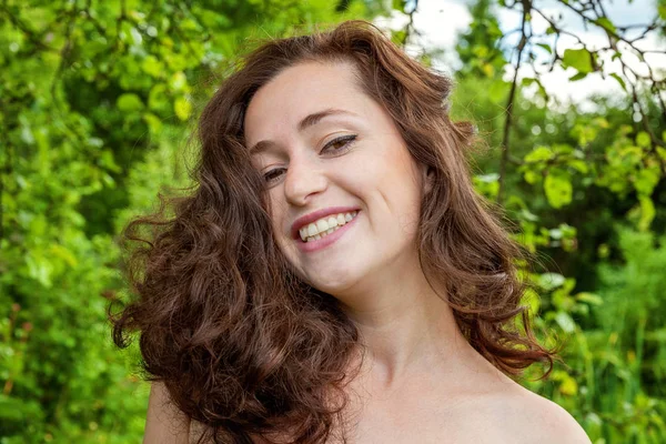 Menina Bonita Sorrindo Gritando Fundo Parque Mulher Europeia Ganhando Sucesso — Fotografia de Stock