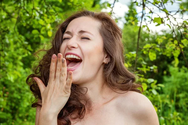 Menina Bonita Sorrindo Gritando Fundo Parque Mulher Europeia Ganhando Sucesso — Fotografia de Stock