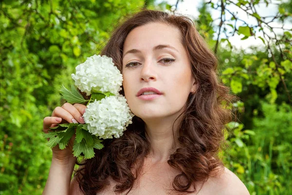 Beautiful Young Brunette Girl Perfect Skin Holding White Flower Hand — Stock Photo, Image