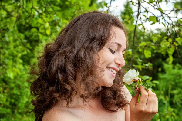 Menina Morena Bonita Com Pele Perfeita Segurando Flor Rosa Branca — Fotografia de Stock