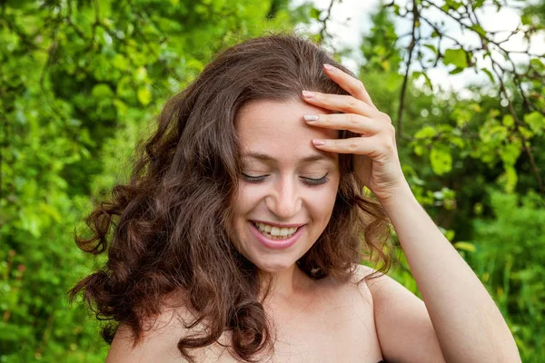 Menina Bonita Sorrindo Rindo Fundo Parque Mulher Europeia Ganhando Sucesso — Fotografia de Stock