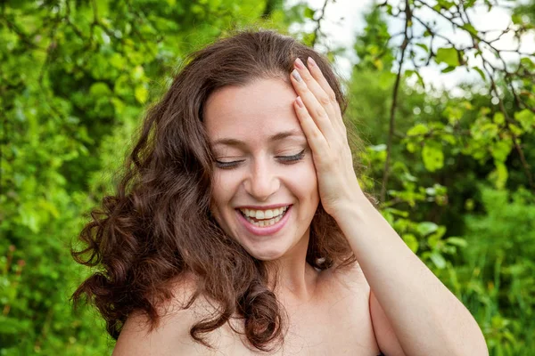 Menina Bonita Sorrindo Rindo Fundo Parque Mulher Europeia Ganhando Sucesso — Fotografia de Stock