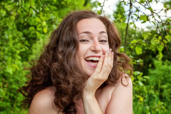 Menina Bonita Sorrindo Rindo Fundo Parque Mulher Europeia Ganhando Sucesso — Fotografia de Stock