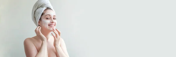 Portret Van Schoonheid Van Vrouw Handdoek Kop Met Witte Voedende — Stockfoto