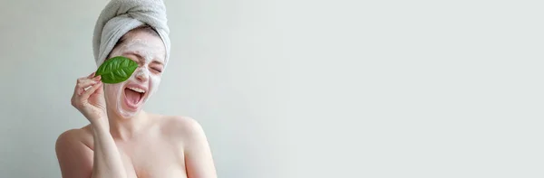 Красивий Портрет Жінки Рушнику Голові Білою Живильною Маскою Або Морозивом — стокове фото