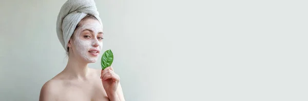 Retrato Beleza Mulher Toalha Cabeça Com Máscara Nutritiva Branca Creme — Fotografia de Stock