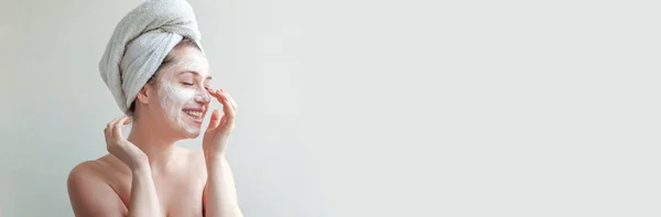 Retrato Beleza Mulher Toalha Cabeça Com Máscara Nutritiva Branca Creme — Fotografia de Stock