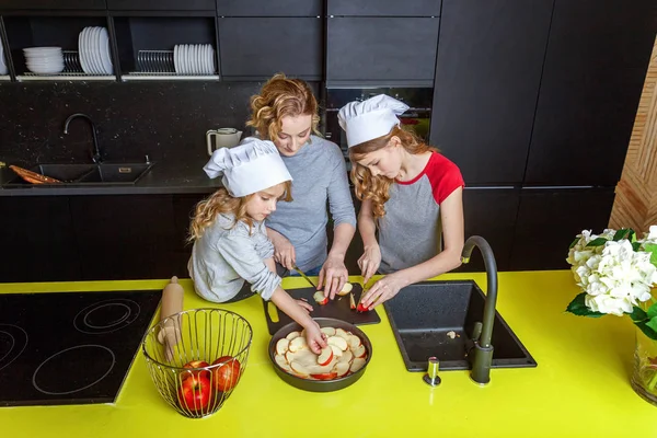 Мать и дети готовят на кухне и веселятся — стоковое фото