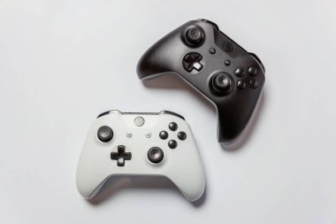 Beyaz ve siyah iki joystick, gamepads, oyun konsolları izole 