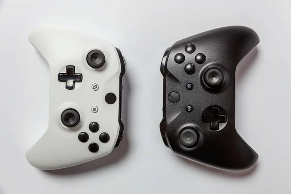 Dua Tuas Kendali Putih Dan Hitam Gamepad Konsol Permainan Terisolasi — Stok Foto