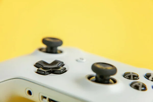 Witte Joystick Gamepad Spelconsole Gele Kleurrijke Moderne Trendy Mode Pin — Stockfoto
