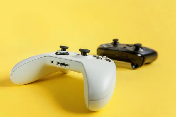 Λευκό Και Μαύρο Δύο Joysticks Gamepads Κονσόλες Παιχνιδιών Απομονωμένο — Φωτογραφία Αρχείου