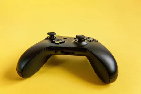 黒ジョイスティック ゲームパッド黄色カラフルなファッション現代ピンまで背景にゲーム コンソール コンピューター ゲーム競争ゲーム コントロール対立概念 サイバー スペースのシンボル — ストック写真
