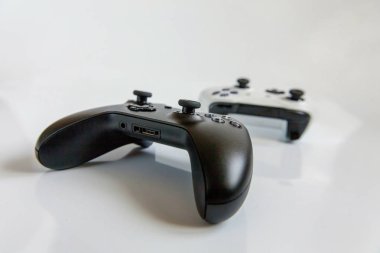 Beyaz ve siyah iki joystick, gamepads, oyun konsolları izole 
