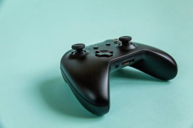 Siyah joystick gamepad, mavi renkli şık modern moda pin-up arka plan üzerinde oyun konsolu. Bilgisayar oyun yarışması video oyunu denetim çatışma kavramı. Siber sembolü