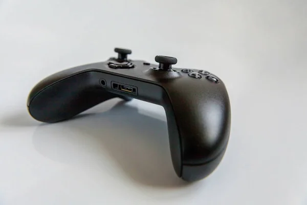黒ジョイスティック ゲームパッド 白い背景で隔離のゲーム コンソール コンピューター ゲームの技術は 競争ゲーム コントロール対立概念を再生します サイバー スペースのシンボル — ストック写真