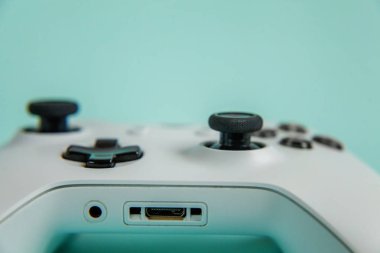 Beyaz joystick gamepad, mavi renkli şık modern moda pin-up arka plan üzerinde oyun konsolu. Bilgisayar oyun yarışması video oyunu denetim çatışma kavramı. Siber sembolü