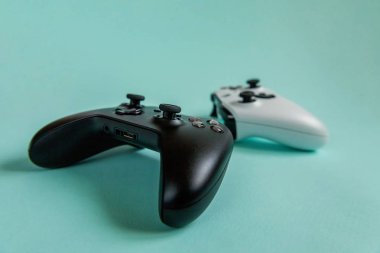 Beyaz ve siyah iki joystick, gamepads, oyun konsolları izole 