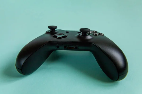 黒ジョイスティック ゲームパッド ブルー カラフルなファッション現代ピンまで背景にゲーム コンソール コンピューター ゲーム競争ゲーム コントロール対立概念 サイバー スペースのシンボル — ストック写真