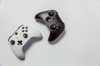 Beyaz ve siyah iki joystick, gamepads, oyun konsolları izole 
