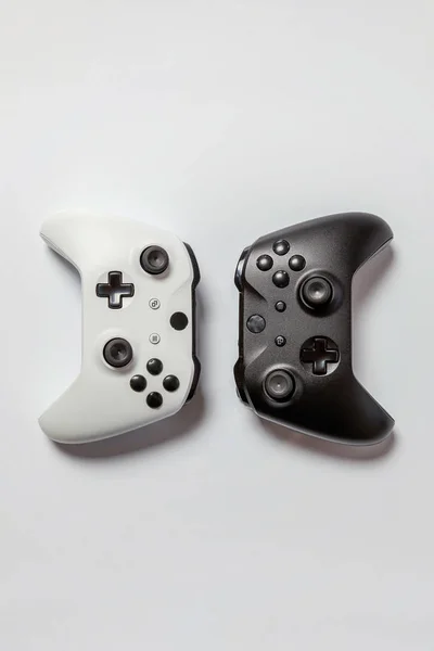 白と黒の つのジョイスティック ゲームパッド ゲーム機の分離 — ストック写真