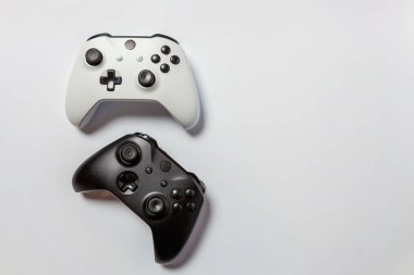 Beyaz ve siyah iki joystick, gamepads, oyun konsolları izole 