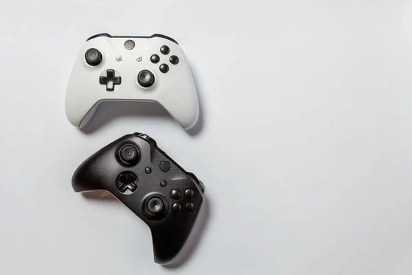 白と黒の つのジョイスティック ゲームパッド ゲーム機の分離 — ストック写真