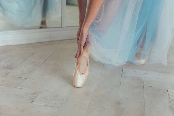 Mains Ballerine Tutu Bleu Jupe Met Sur Pointe Des Chaussures — Photo