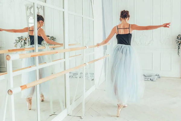 Jeune Danseuse Classique Cours Danse Belle Ballerine Gracieuse Pratique Des — Photo