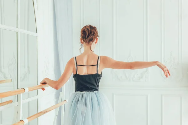 Giovane Ballerina Danza Classica Classe Danza Bella Ballerina Pratica Posizioni — Foto Stock