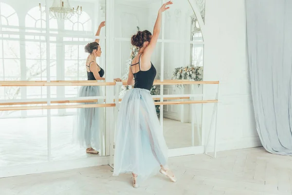 Giovane Ballerina Danza Classica Classe Danza Bella Ballerina Pratica Posizioni — Foto Stock