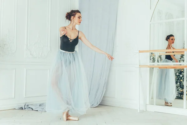 Jeune Danseuse Classique Cours Danse Belle Ballerine Gracieuse Pratique Des — Photo