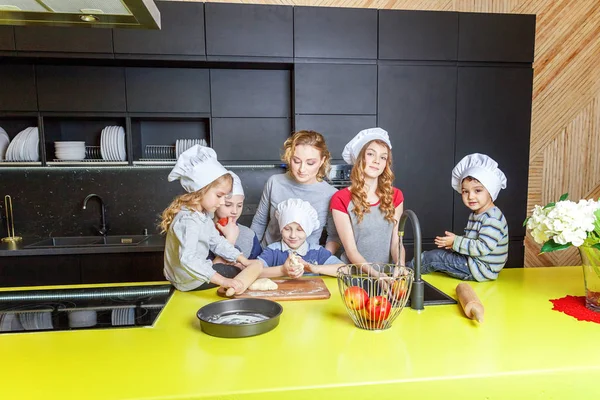 Szczęśliwa Rodzina Kuchni Matka Pięcioro Dzieci Przygotowanie Ciasta Piec Szarlotkę — Zdjęcie stockowe