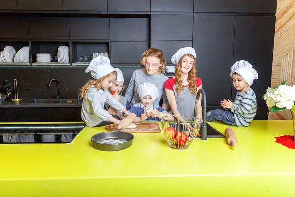 Szczęśliwa Rodzina Kuchni Matka Pięcioro Dzieci Przygotowanie Ciasta Piec Szarlotkę — Zdjęcie stockowe
