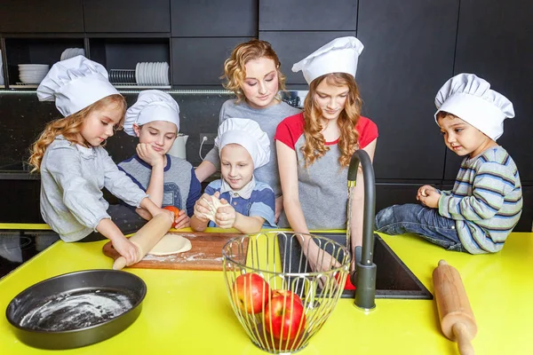 Mutlu Aile Mutfak Anne Beş Çocuk Hamur Fırında Elmalı Turta — Stok fotoğraf