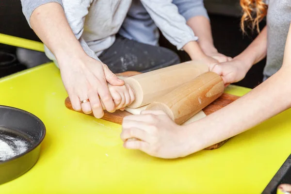 Gelukkige Familie Keuken Moeder Twee Kinderen Voorbereiden Deeg Bak Appeltaart — Stockfoto