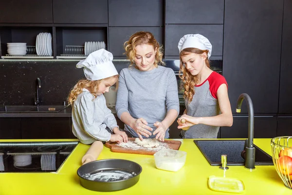 Gelukkige Familie Keuken Moeder Twee Kinderen Voorbereiden Deeg Bak Appeltaart — Stockfoto