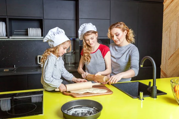 Gelukkige Familie Keuken Moeder Twee Kinderen Voorbereiden Deeg Bak Appeltaart — Stockfoto