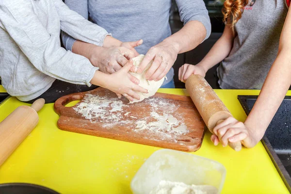 Famiglia Felice Cucina Madre Due Bambini Che Preparano Pasta Cuociono — Foto Stock