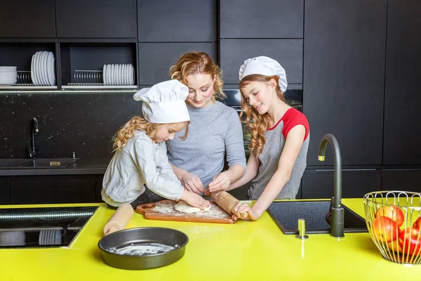 Gelukkige Familie Keuken Moeder Twee Kinderen Voorbereiden Deeg Bak Appeltaart — Stockfoto