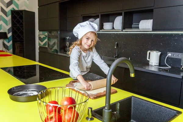 Chef şapka, oklavayla hamuru hazırlama ile küçük kız ev yapımı tatil elmalı turta mutfak pişirin. Evde sağlıklı yemek pişirme ve having fun evlat. Çocukluk, ev içi, ekip çalışması yardımcı kavramı