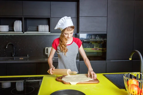 Tienermeisje Met Chef Kok Hoed Deegroller Voorbereiding Van Deeg Bak — Stockfoto