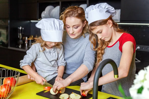 Gelukkige Familie Keuken Moeder Twee Kinderen Voorbereiden Deeg Bak Appeltaart — Stockfoto