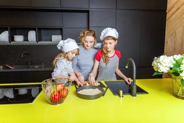 Familia Feliz Cocina Madre Dos Niños Preparando Masa Hornear Pastel —  Fotos de Stock